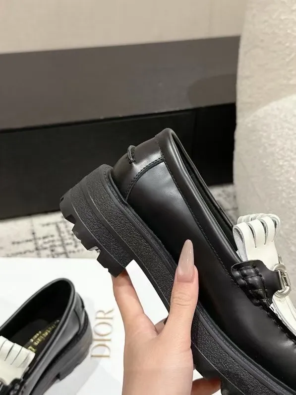 👟👟Ex-factory price 700👟👟 Dior 25/early spring new coin tassel thick-soled loafers made of black calf leather with white leather tassels to show a contrasting layering. The tassels are embellished with silver lucky star metal medals. They are very exquisite, comfortable and good-looking💯 and easy to match. Can be worn in spring, summer, autumn and winter! ✔️Upper: original imported open-edge beaded cowhide ✔️Inner lining: water-dyed cowhide ✔️Sole: original rubber foam outsole ✔️Size: 35-41 (40.41 customized, non-refundable)